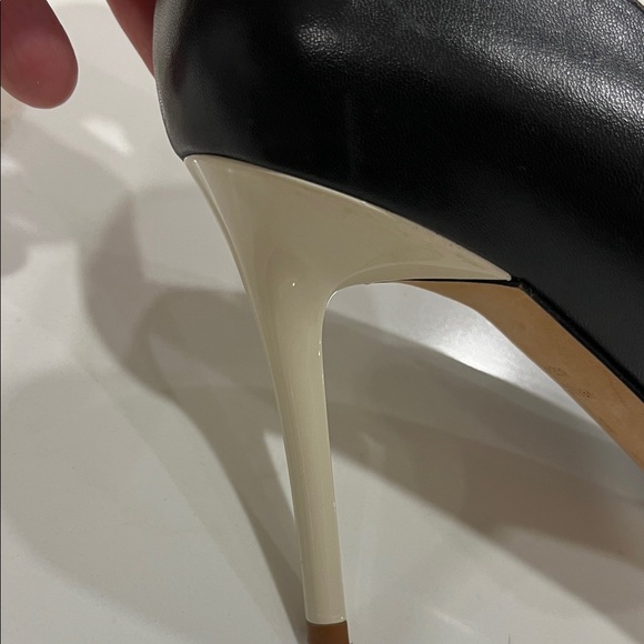 Elegant Kate Spade Black Leather & White acrylic 3.5” heel Crystal Embellishment - Picture 5 of 7